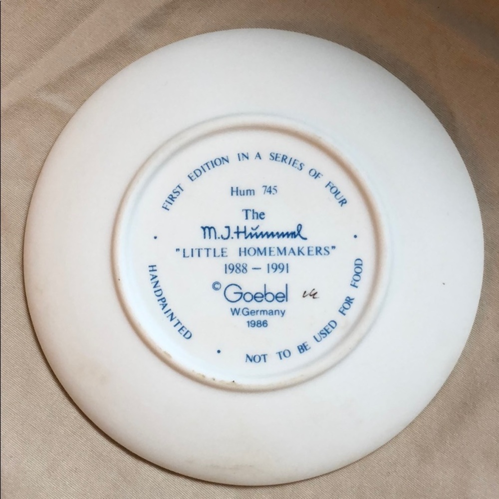 The MJ Hummel Little Homemakers Collectors Plate - Picture 2 of 4
